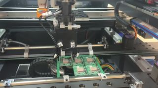 Линейный фрезерный станок для разделения печатных плат с разгрузкой печатных плат на фрезерном станке для печатных плат лотка
